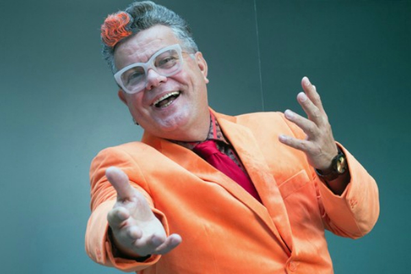 Globeleza acerta com Milton Cunha, mas falha ao não exibir escolas iniciais