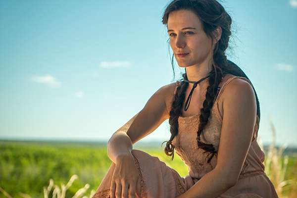 Em meio a veteranos, Bianca Bin brilha em reta inicial de O Outro Lado do Paraíso