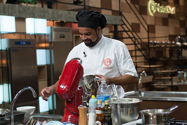 Figura cômica do programa, Clécio é eliminado do MasterChef Profissionais