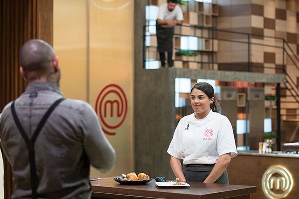 Em episódio emocionante, Raissa deixa o MasterChef Profissionais; Pablo, Francisco e Irina disputam a semifinal