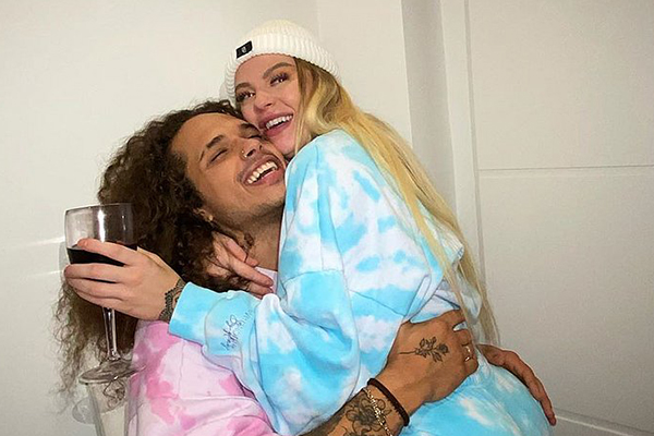 Viciado no Spotify, Silvio Santos descobre Vitão e Luísa Sonza e apronta de novo