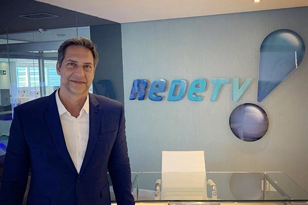 RedeTV! adia estreia de Luís Ernesto Lacombe para lançar pacotão de novidades