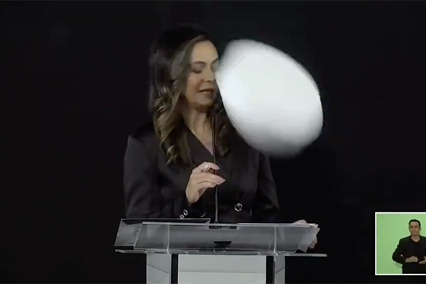 Não é Ibope, mas caiu: logo do SBT atinge apresentadora em debate; assista