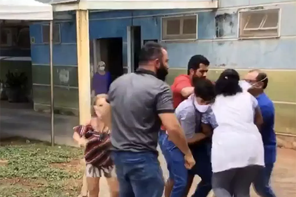 Repórter da Globo é agredido durante cobertura da campanha eleitoral em MG; assista