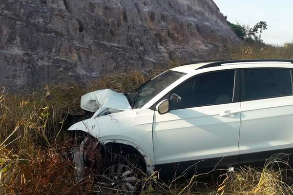 Apresentadora da Globo é atingida por roda de caminhão enquanto dirigia em rodovia