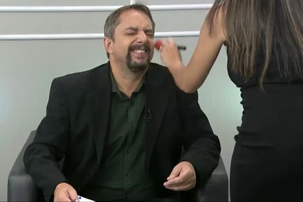 Em falha técnica, SBT vaza apresentadora maquiando o chefe em sabatina