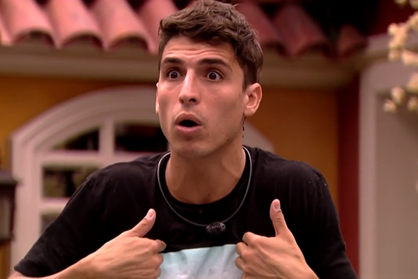 Corre aqui, Cidade Alerta: Felipe Prior apronta de novo e promove aglomeração