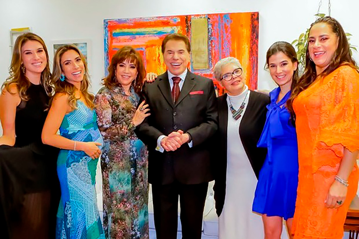 Silvio Santos ao lado de sua família