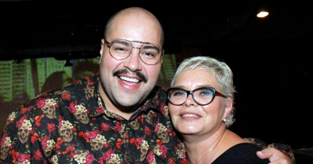 Pouco conhecida, mãe de Tiago Abravanel atua nos bastidores do Grupo Silvio Santos Tiago Abravanel e Cintia Abravanel