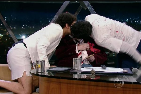 Beijo triplo em Jô Soares