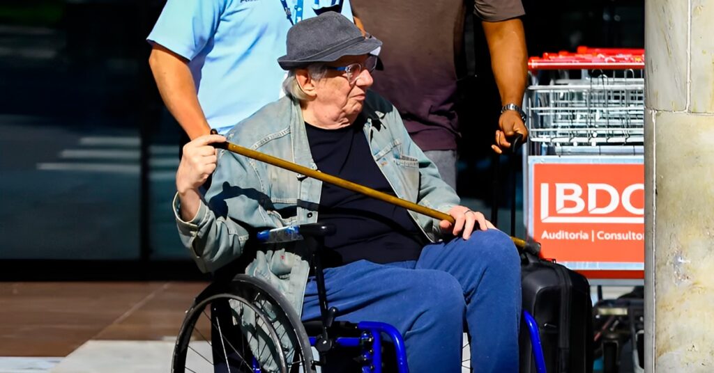 Longe das novelas, ator da Globo é flagrado usando cadeira de rodas Marco Nanini