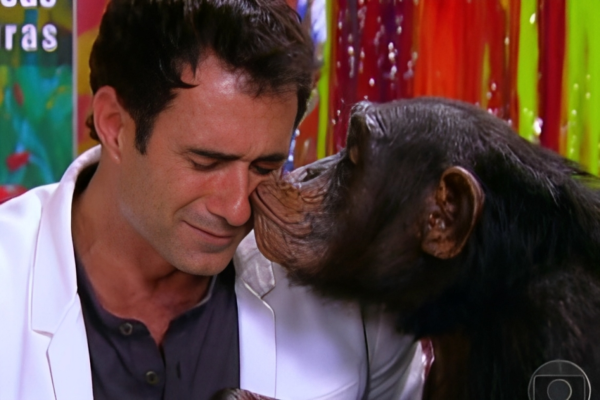 Marcos Pasquim e o macaco Xico (Kate)