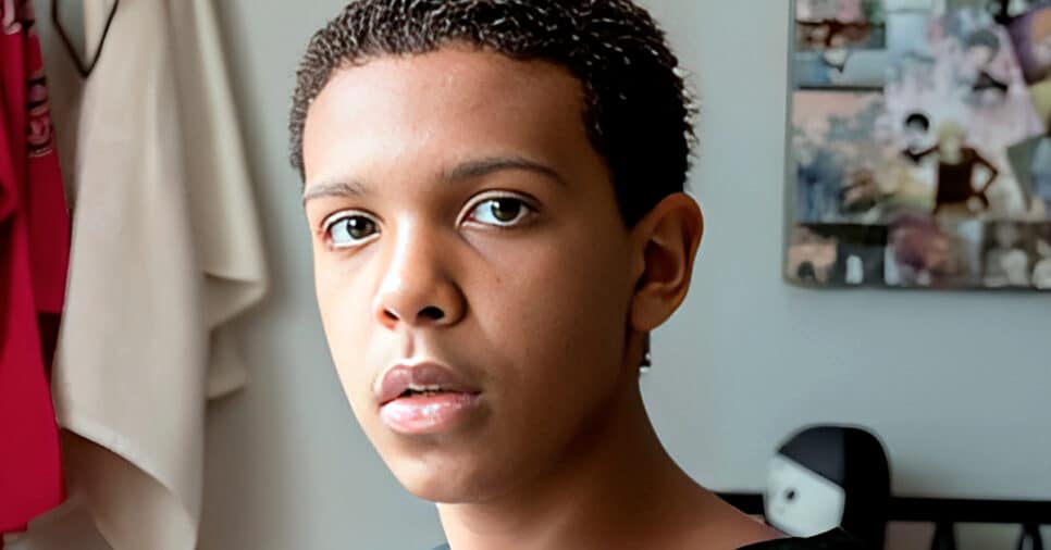 Ricardo Silva como Theo - Travessia