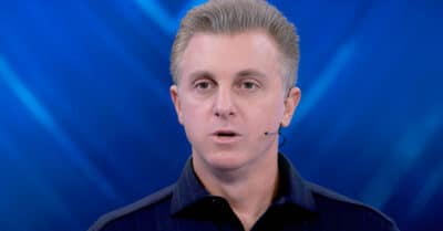 Luciano Huck no comando do Domingão com Huck