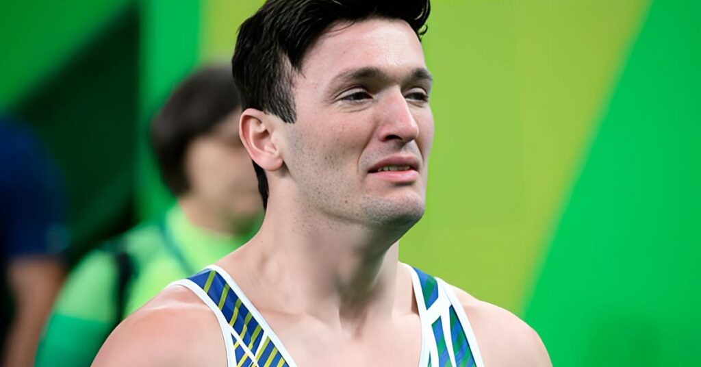 Após se assumir, astro revelou ato chocante que era obrigado a fazer com uma pilha Dyego Hypolito