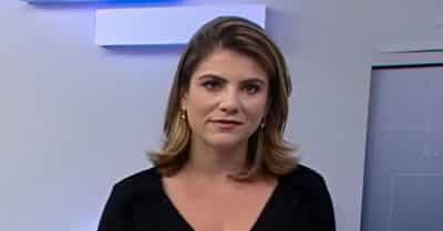 Iana Coimbra à frente de telejornal na Globo Minas (Reprodução / Globo)