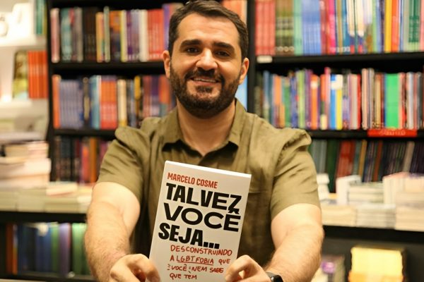 Marcelo Cosme no lançamento do livro