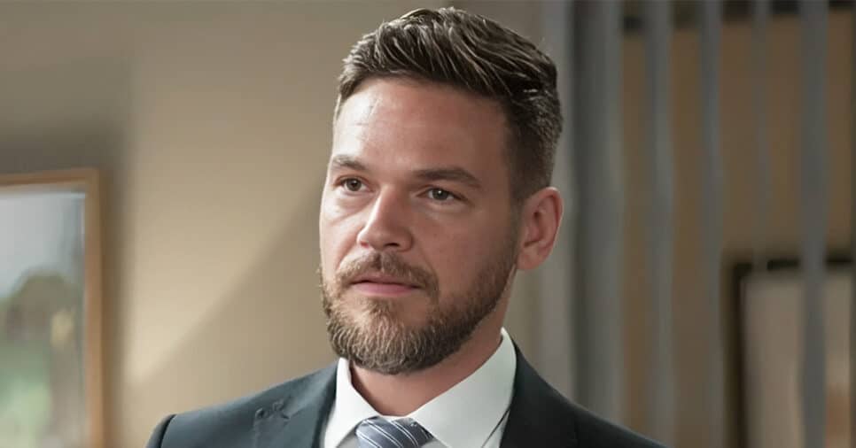 Emilio Dantas como Theo em Vai na Fé