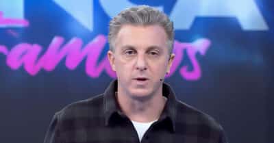 Luciano Huck comandando o Domingão