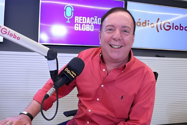 O locutor Roberto Canazio na Rádio Globo