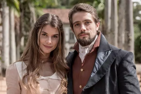 Alinne Moraes e Rafael Cardoso em Além do Tempo