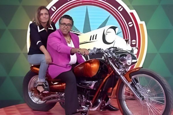 Reginaldo Gonçalves, sua esposa e a moto reformada no Lata Velha