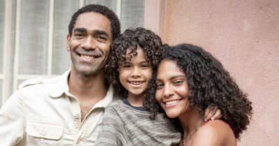 Ítalo Martins, Matheus Assis e Barbara Reis em Terra e Paixão (Divulgação / Globo)