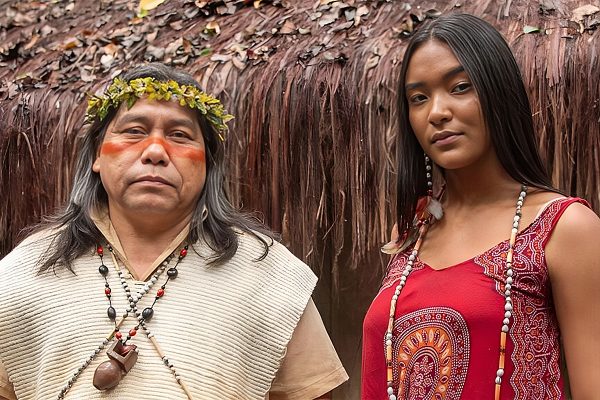 Daniel Munduruku e Rafaela Cocal em Terra e Paixão