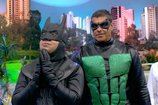 Tuca Graça e Alexandre Frota como Batman e Robin em A Praça É Nossa