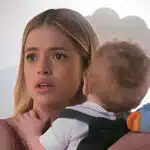 Graça (Agatha Moreira) segurando o filho em Terra e Paixão (Reprodução / Globo)