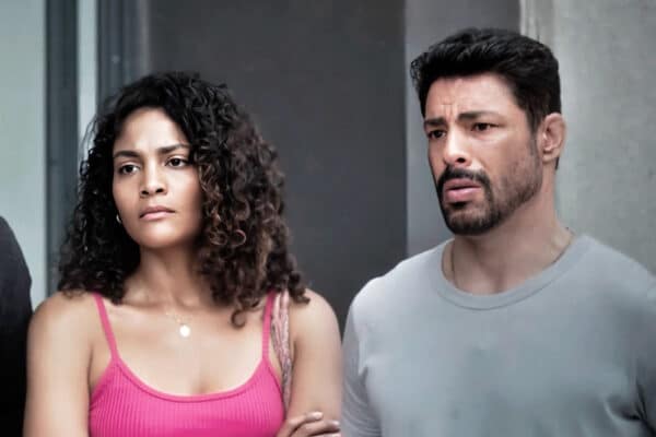 Aline (Bárbara Reis) e Caio (Cauã Reymond) em Terra e Paixão