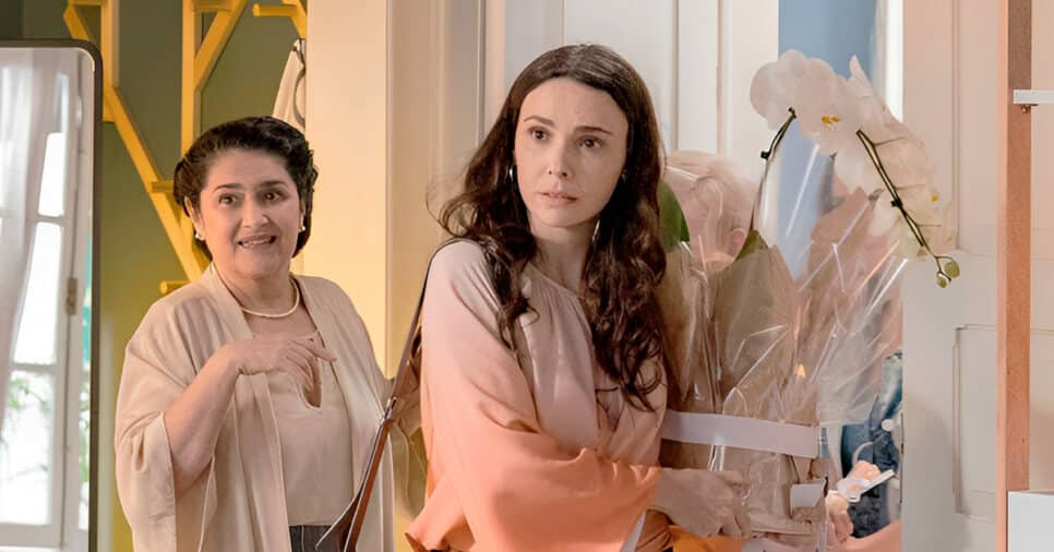 Angelina (Inez Viana) e Lucinda (Débora Falabella) em Terra e Paixão