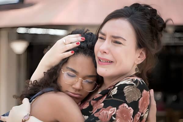 Vic (Bia Santana) e Renée (Maria Clara Spinelli) em Elas por Elas