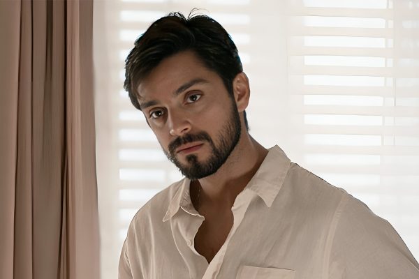 Rodrigo Simas como José Venâncio em Renascer