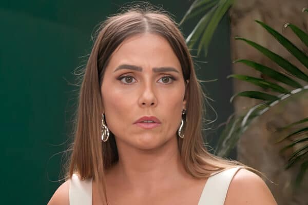 Deborah Secco como Lara em Elas por Elas