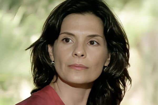 Helena Ranaldi como Verônica em Em Família