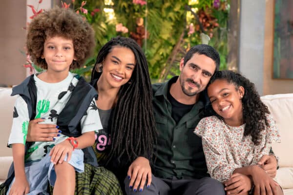 Paulina (Lucy Ramos), Tom (Renato Góes) e os filhos em Família é Tudo