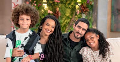 Paulina (Lucy Ramos), Tom (Renato Góes) e os filhos em Família é Tudo