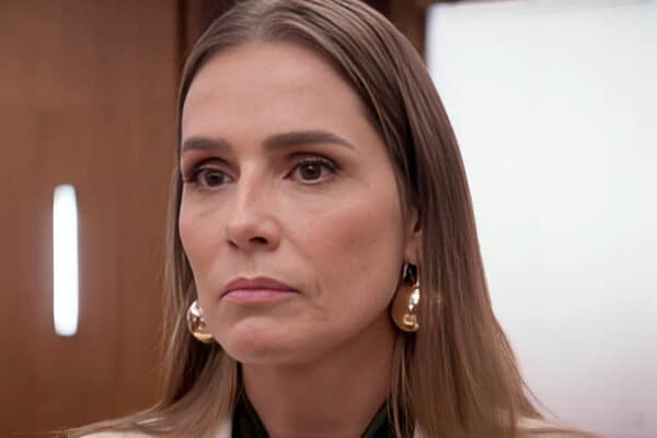 Deborah Secco como Lara em Elas por Elas