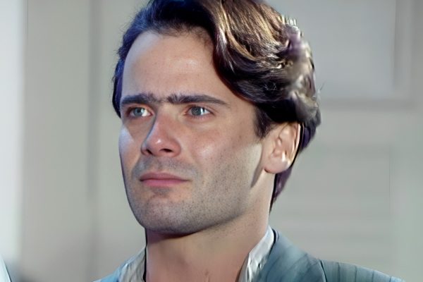 Lauro Corona como Adriano em Direito de Amar