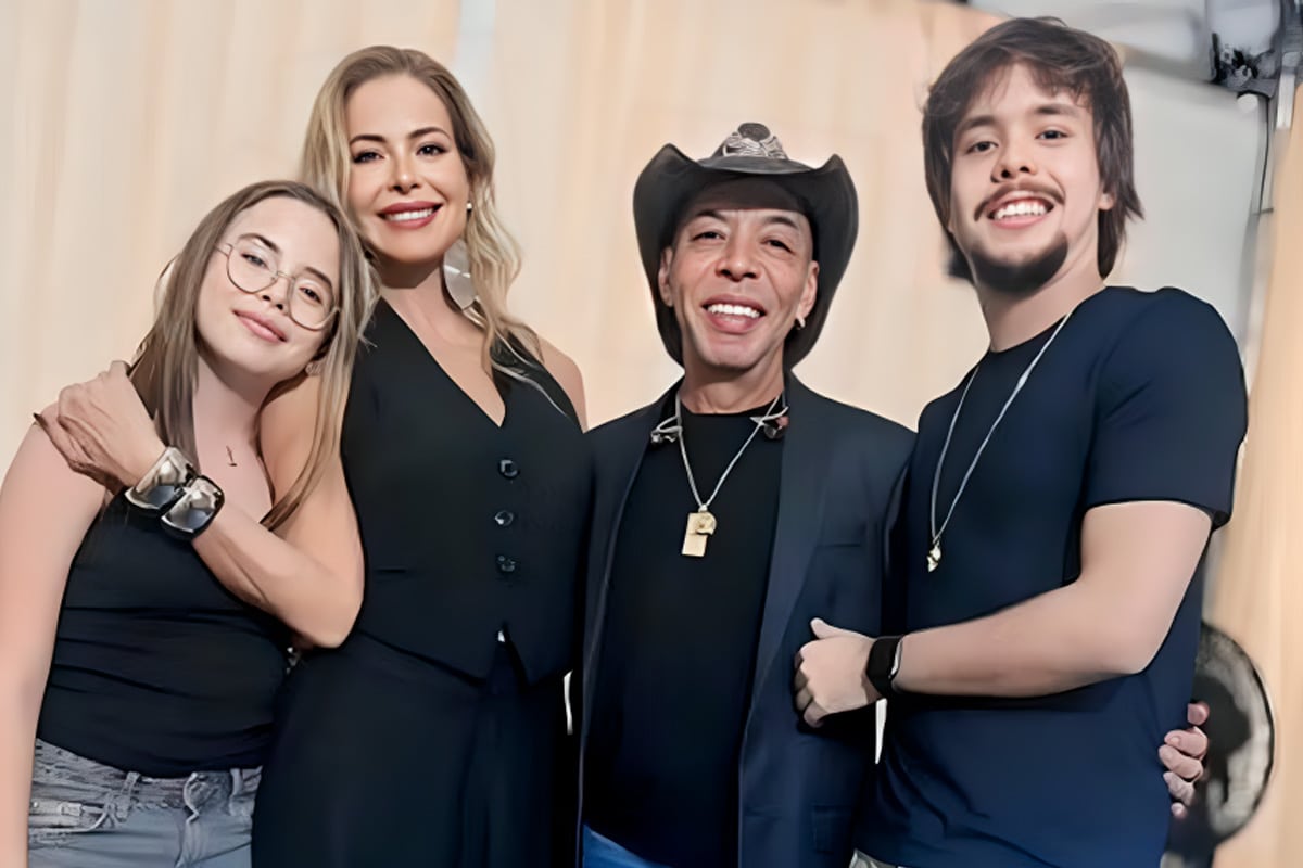 Chrystian ao lado da esposa e dos filhos