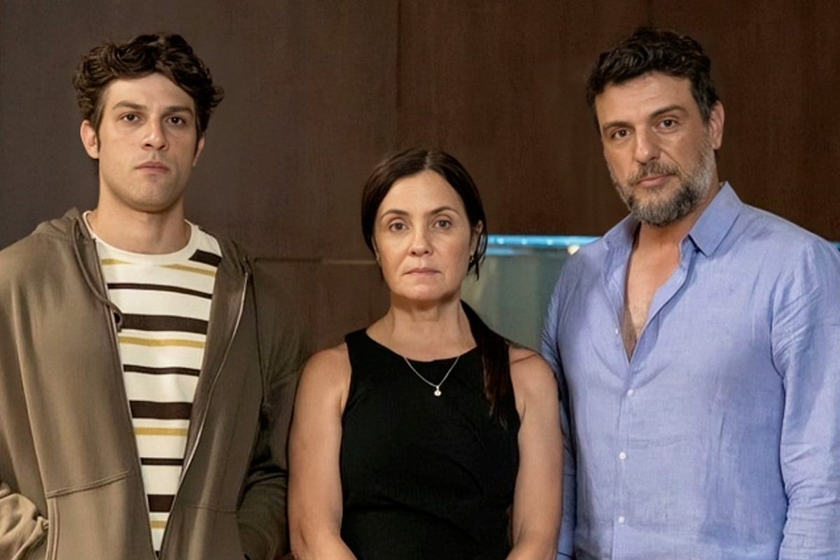 Mavi (Chay Suede), Mércia (Adriana Esteves) e Molina (Rodrigo Lombardi) em Mania de Você