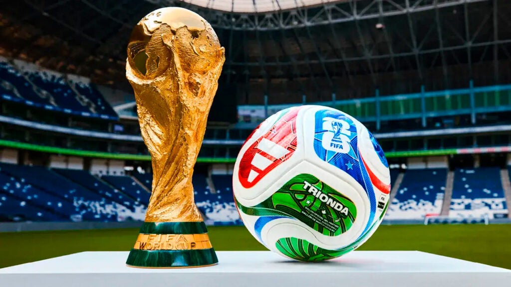 Troféu e bola da Copa do Mundo de 2026