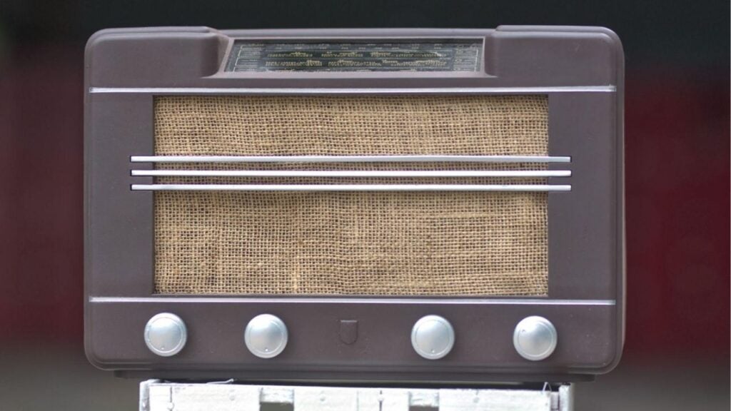 Rádio vintage antigo representando a era dos primeiros acompanhamentos da Copa do Mundo pelo rádio